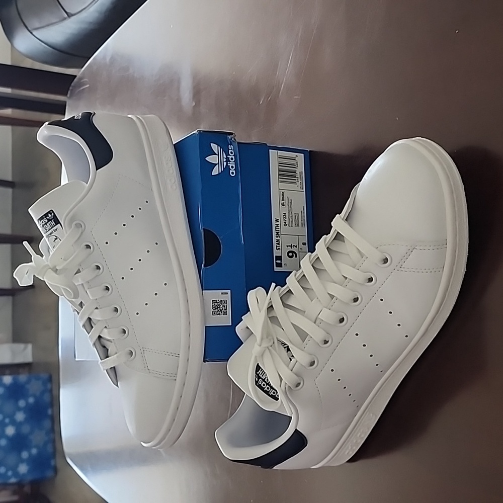 Adidas Stan Smith WNS 9.5 White sneakers with Navy Blue